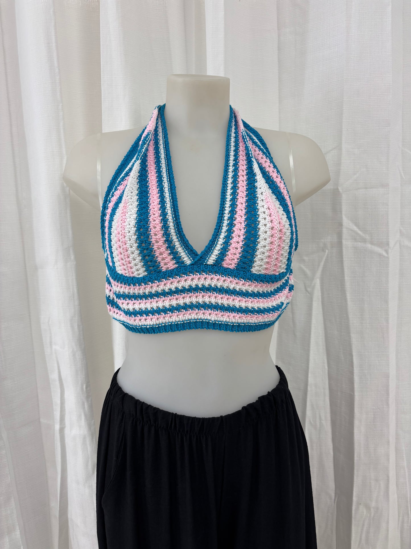 Vaea - Top en crochet bleu rose blanc