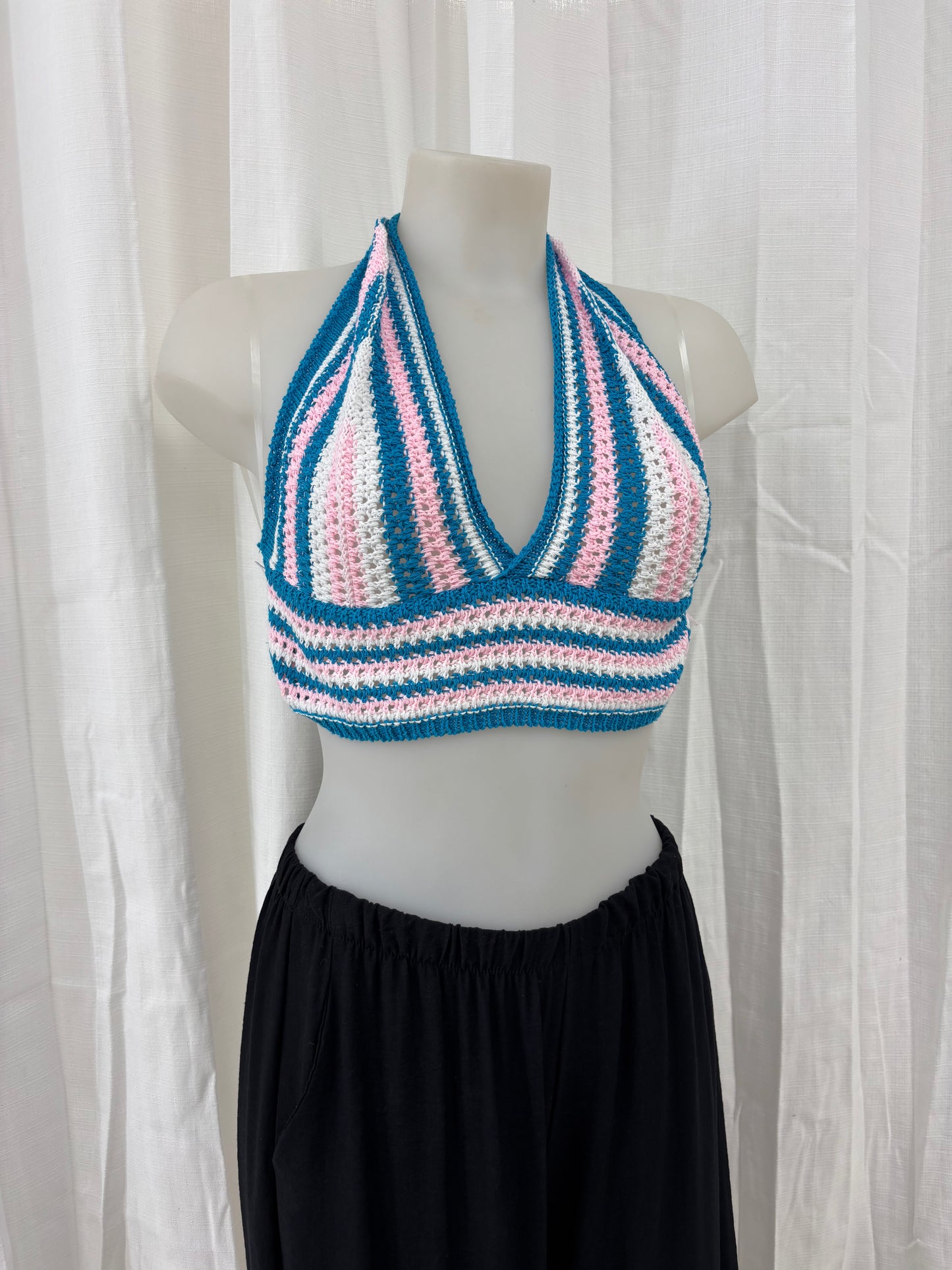 Vaea - Top en crochet bleu rose blanc